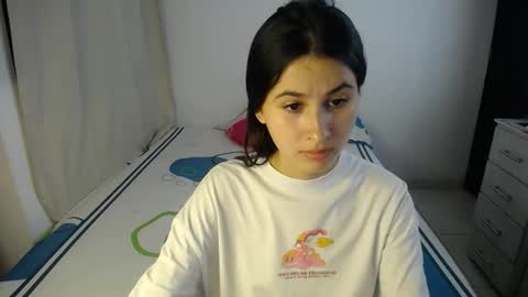 Snapshot of sweetpink1_ chatting on October 4, 11:47 pm Caro  Lily online show from October 4, 11:47 pm