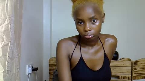 Snapshot of sweetrall chatting on February 4, 1:44 am Lilly online show from February 4, 1:44 am