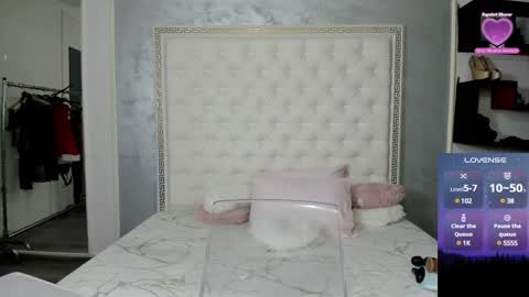 Snapshot of sweetsexangel chatting on December 2, 1:57 pm Goddess Allysse online show from December 2, 1:57 pm