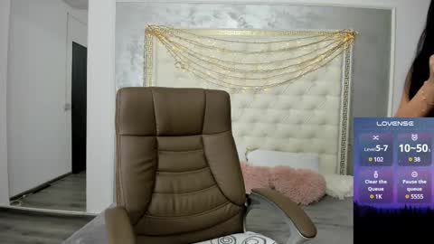 Snapshot of sweetsexangel chatting on March 2, 3:27 pm Goddess Allysse online show from March 2, 3:27 pm