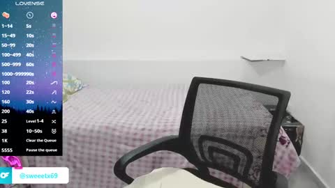 Snapshot of sweetsquirtx23 chatting on January 3, 3:49 am lili online show from January 3, 3:49 am