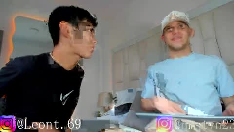 Snapshot of sweett_candy2 chatting on April 4, 10:29 pm sweett_candy2 online show from April 4, 10:29 pm