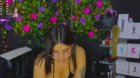 Snapshot of sweett_mollyy chatting on May 30, 1:46 am Molly - INDEPENDENT MODEL online show from May 30, 1:46 am