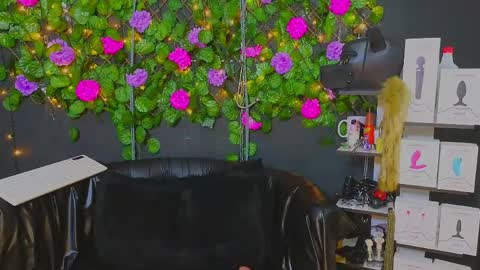 Snapshot of sweett_mollyy chatting on June 4, 8:31 am Molly - INDEPENDENT MODEL online show from June 4, 8:31 am