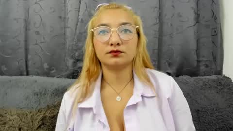 Snapshot of sweettcandys chatting on February 17, 6:48 pm Carla Dubois online show from February 17, 6:48 pm