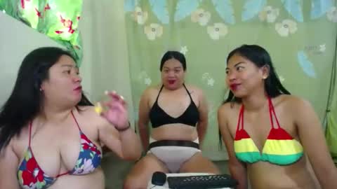 Snapshot of sweettightpussyhole chatting on April 10, 11:42 pm mia and luna online show from April 10, 11:42 pm