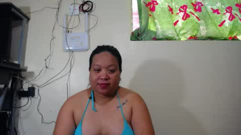 Snapshot of sweettightpussyhole chatting on May 22, 1:13 am mia and luna online show from May 22, 1:13 am