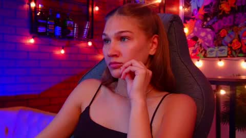 Snapshot of sweety_emilya chatting on May 7, 1:38 pm Emily online show from May 7, 1:38 pm