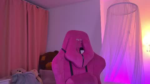 Snapshot of sweety_emilya chatting on August 7, 8:27 am Emily online show from August 7, 8:27 am