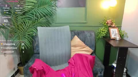 Snapshot of sweety_smilee chatting on February 22, 7:40 am Emma online show from February 22, 7:40 am