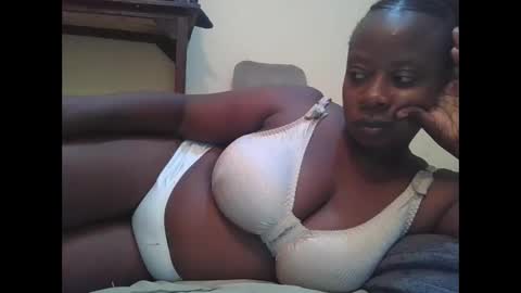 Snapshot of sweetyass25 chatting on May 1, 4:06 am sweetyass25 online show from May 1, 4:06 am