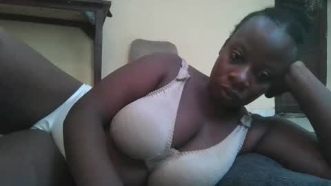 Snapshot of sweetyass25 chatting on May 12, 5:48 am sweetyass25 online show from May 12, 5:48 am