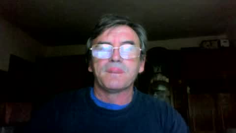 Snapshot of swergiu333 chatting on May 11, 4:40 am Raymond online show from May 11, 4:40 am