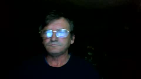 Snapshot of swergiu333 chatting on May 12, 4:42 am Raymond online show from May 12, 4:42 am