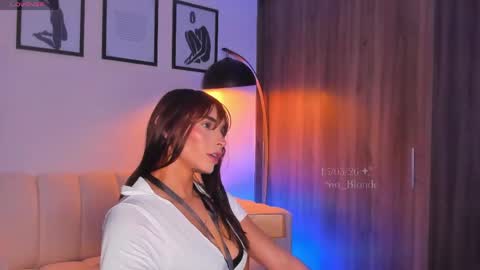 Snapshot of swt_blonde chatting on May 15, 11:45 pm Ambar online show from May 15, 11:45 pm