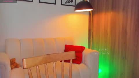 Snapshot of swt_blonde chatting on May 28, 12:52 am Ambar online show from May 28, 12:52 am