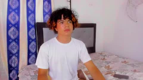 Snapshot of swwet_boy chatting on December 26, 1:54 pm swwet_boy online show from December 26, 1:54 pm