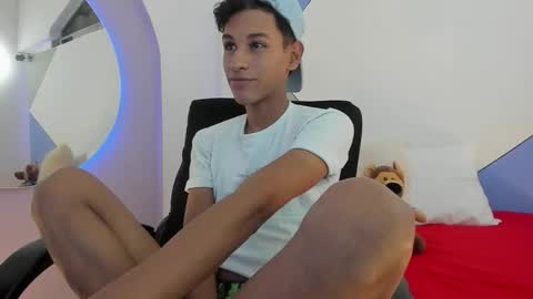 Tashi00 online show from February 25, 9:13 pm