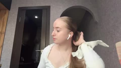 Karina online show from April 29, 3:05 pm
