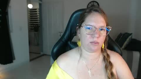 Snapshot of tamy_shine87 chatting on February 2, 1:37 am Im Samy online show from February 2, 1:37 am