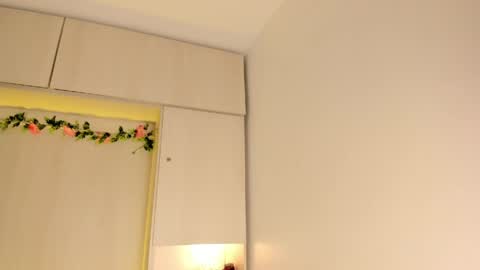  T A R A  online show from April 8, 4:56 am