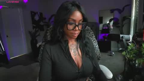 Snapshot of tatted_vixen chatting on June 29, 8:20 pm Tatted Queen online show from June 29, 8:20 pm