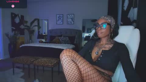 Snapshot of tatted_vixen chatting on July 22, 7:05 pm Tatted Queen online show from July 22, 7:05 pm