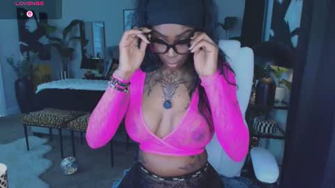 Snapshot of tatted_vixen chatting on July 23, 7:23 pm Tatted Queen online show from July 23, 7:23 pm