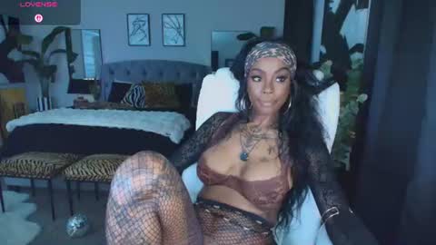 Snapshot of tatted_vixen chatting on July 24, 7:56 pm Tatted Queen online show from July 24, 7:56 pm