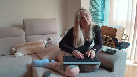tattoobbgirl online show from April 10, 1:49 pm