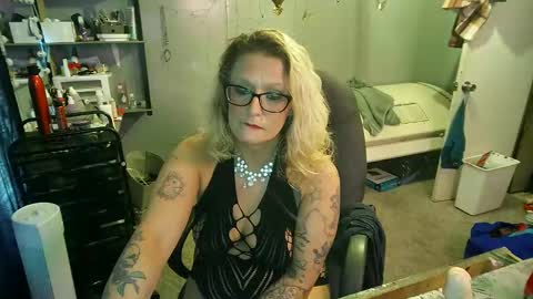 Snapshot of tattooeddirtyteacher chatting on February 21, 4:05 pm Lisa Lovely online show from February 21, 4:05 pm