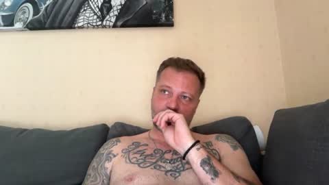 Snapshot of tattoomanforgirls chatting on June 23, 11:30 am tattoomanforgirls online show from June 23, 11:30 am
