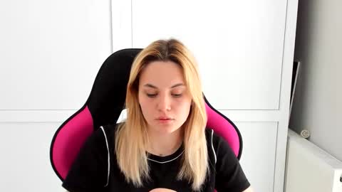 Snapshot of tayla_shy chatting on May 18, 12:11 pm Tay online show from May 18, 12:11 pm