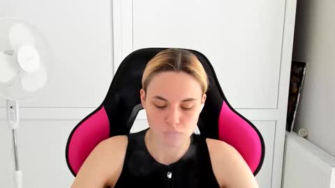 Snapshot of tayla_shy chatting on May 22, 10:10 am Tay online show from May 22, 10:10 am