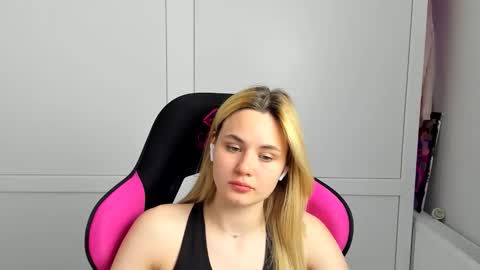 Snapshot of tayla_shy chatting on May 26, 7:10 pm Tay online show from May 26, 7:10 pm