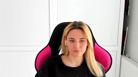 Snapshot of tayla_shy chatting on June 6, 12:54 pm Tay online show from June 6, 12:54 pm