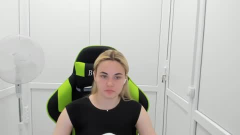Snapshot of tayla_shy chatting on June 26, 9:46 am Tay online show from June 26, 9:46 am