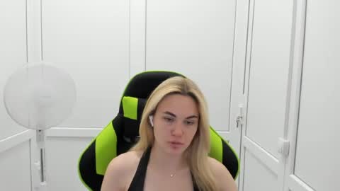 Snapshot of tayla_shy chatting on June 29, 9:48 am Tay online show from June 29, 9:48 am
