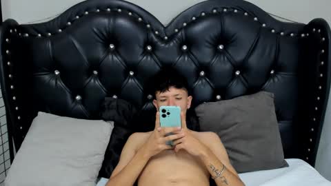 Snapshot of tayler_wells chatting on March 6, 12:10 am T A Y L E R online show from March 6, 12:10 am