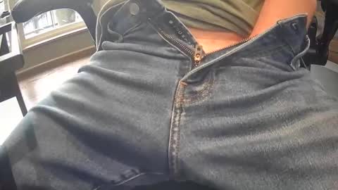 Snapshot of taylorsguy chatting on December 18, 7:19 pm taylorsguy online show from December 18, 7:19 pm