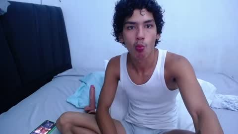 Snapshot of tayronx33 chatting on March 4, 9:32 pm Tayron online show from March 4, 9:32 pm