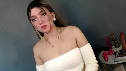 ellaine online show from December 18, 10:02 pm