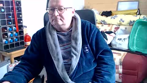 Snapshot of tedy6374 chatting on May 1, 10:31 am tedy6374 online show from May 1, 10:31 am
