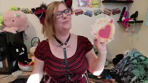 Snapshot of ten_tickle_pixie chatting on February 2, 11:14 pm Pixie and Tentacle Overlord online show from February 2, 11:14 pm