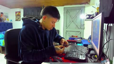 teoyes_ online show from November 8, 12:00 am