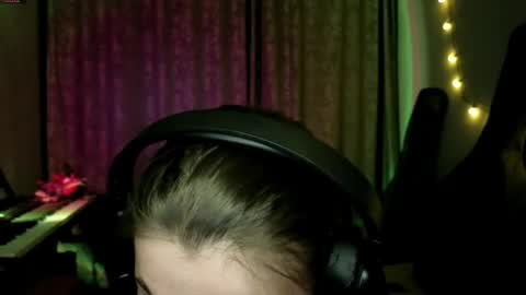 Anny Simpson online show from March 25, 7:09 pm