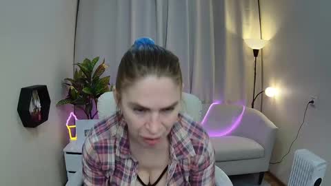 Snapshot of tessadaybreak chatting on May 3, 6:52 am tessadaybreak online show from May 3, 6:52 am