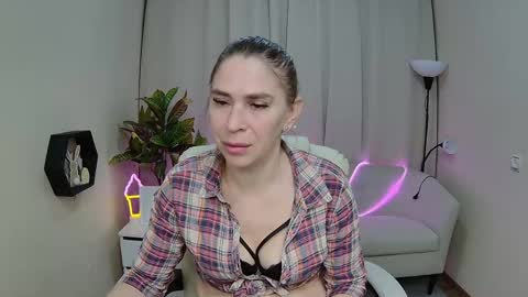 Snapshot of tessadaybreak chatting on May 5, 6:54 am tessadaybreak online show from May 5, 6:54 am