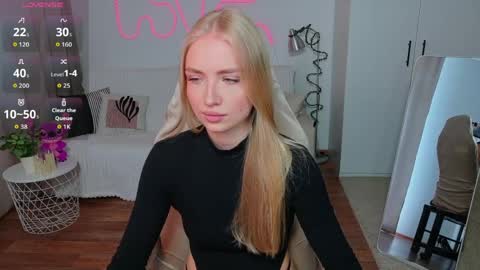 Snapshot of tessahamilton chatting on May 5, 8:33 am TessaHamilton online show from May 5, 8:33 am