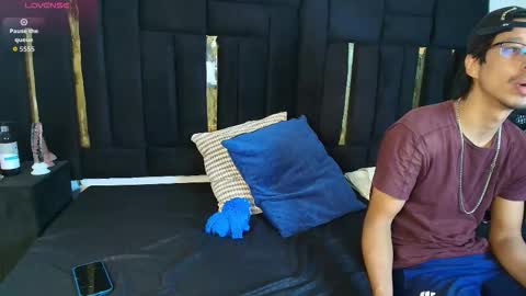 T H A I S  online show from November 19, 9:37 pm